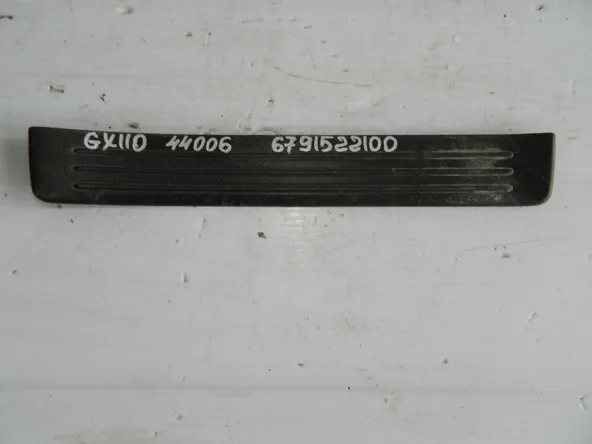 Накладка на порог TOYOTA MARK II GX110 Зад Прав (Б/У) 6791522100