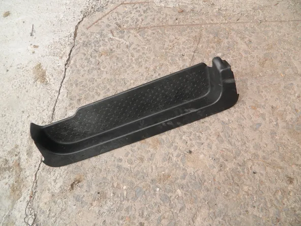 Накладка на порог NISSAN SERENA HFC26 Зад Прав (Контрактный) 1040150105