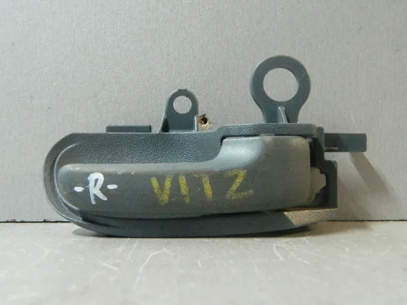 Ручка двери внутренняя TOYOTA VITZ SCP10 Прав (Контрактный) 81528372