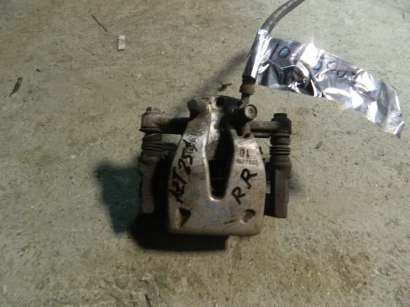 Суппорт TOYOTA  AVENSIS AZT251 Зад Прав (Контрактный) 104350073