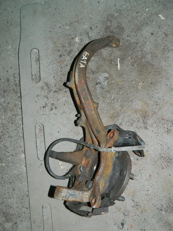 Кулак поворотный MITSUBISHI GALANT EA1A Перед Лев (Контрактный) 79591129