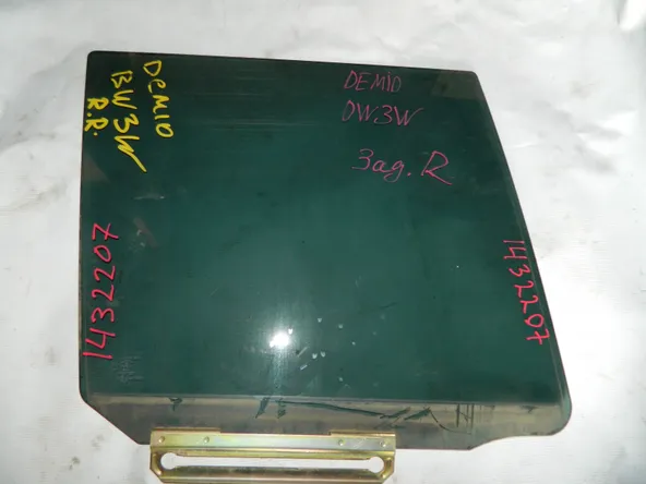 Стекло двери MAZDA DEMIO DW3W Задн. Прав (Контрактный) 1432207