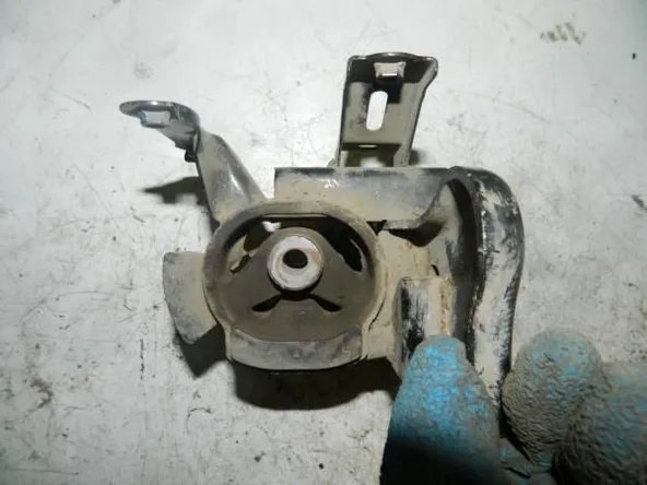 Подушка двигателя TOYOTA CОROLLA ZZE150 1ZRFE Лев (Контрактный)