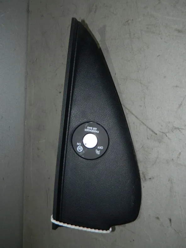 Накладка на торпедо Kia Sportage QL Прав (Б/У)