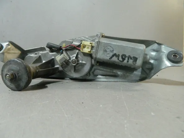 Мотор заднего дворника MAZDA FAMILIA S-WAGON BJ5W (Контрактный) 81528661