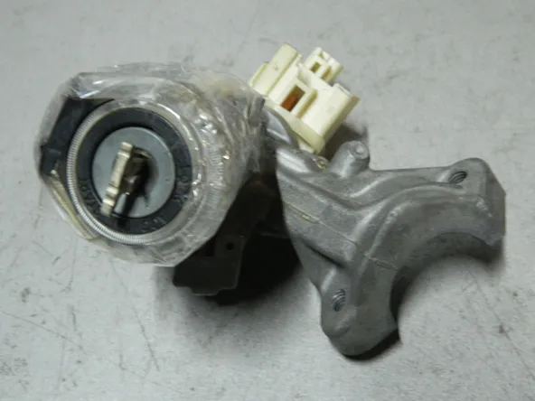 Замок зажигания TOYOTA CAMRY ACV30 (Контрактный) 81532390