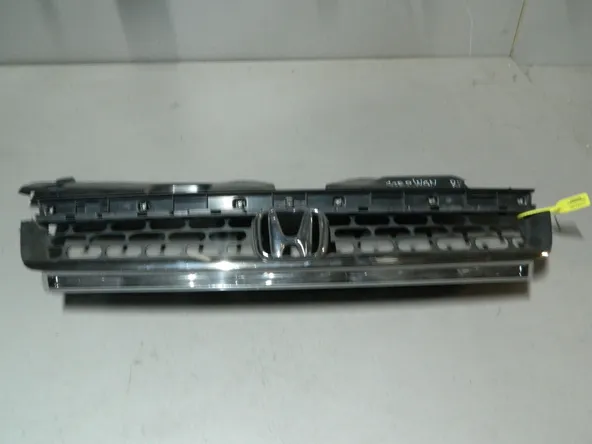 Решетка радиатора HONDA STEPWGN RF5 (Контрактный) 79773017