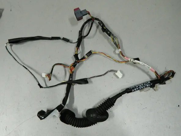 Проводка двери TOYOTA AVENSIS AZT251 Зад Лев (Контрактный) 104350218 8215405210