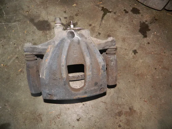 Суппорт TOYOTA  AVENSIS AZT251 Перед Прав (Контрактный) 1043500713