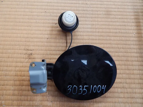 Лючек бензобака Nissan Skyline CS (контрактный) 30351004
