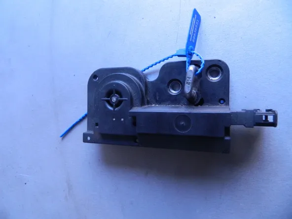 Фиксатор замка багажника HYUNDAI EQUUS G6DA 2013-2015 (Б/У) 69838551 812103M010