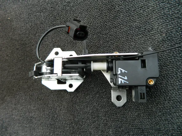 Замок стекла крышки багажника VOLKSWAGEN TOUAREG 7L7 (Контрактный) 2777400072