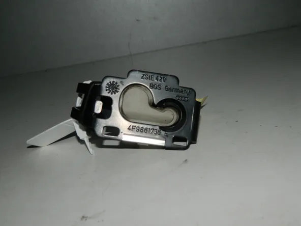 Кронштейн полки багажника AUDI Q7 4L (Б/У) 35020503