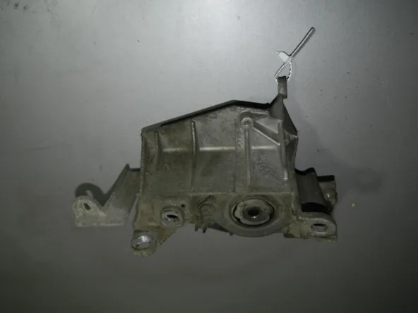 Кронштейн опоры КПП Renault Clio II K4J 711 (Б/У) 7700430825