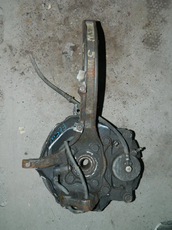 Кулак поворотный MITSUBISHI GALANT EA1A Перед Лев (Контрактный) 79591141