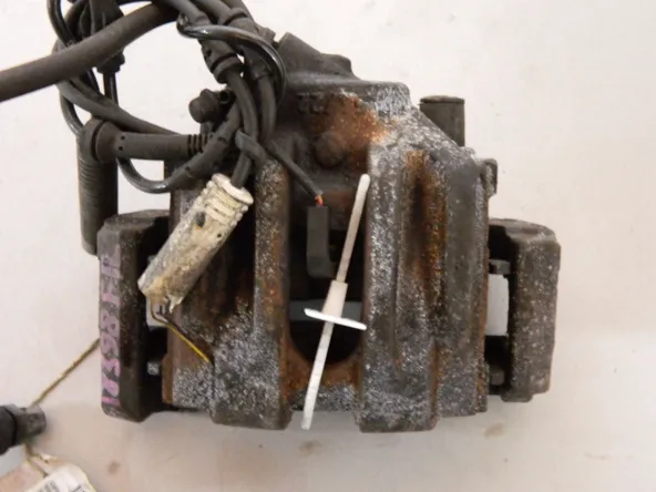 Суппорт BMW 320i E90 Перед Лев (Контрактный) 68000036