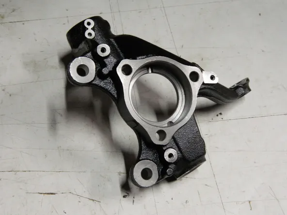 Кулак поворотный GENERAL PARTS 5Q0407255Q AUDI A3 / SPORTBACK 8V 13- / SKODA OCTAVIA III 13- Лев