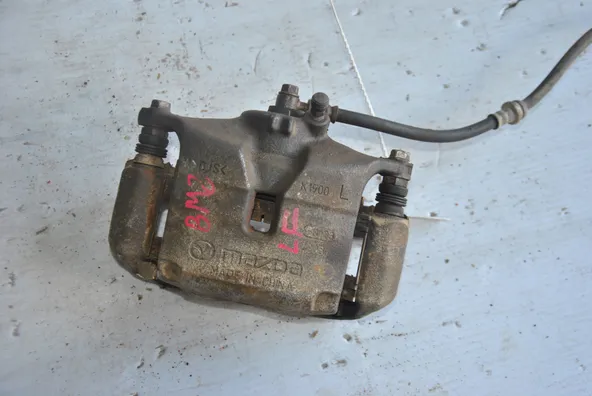 Суппорт MAZDA MAZDA 3 BM Перед Лев (Контрактный) 45984369