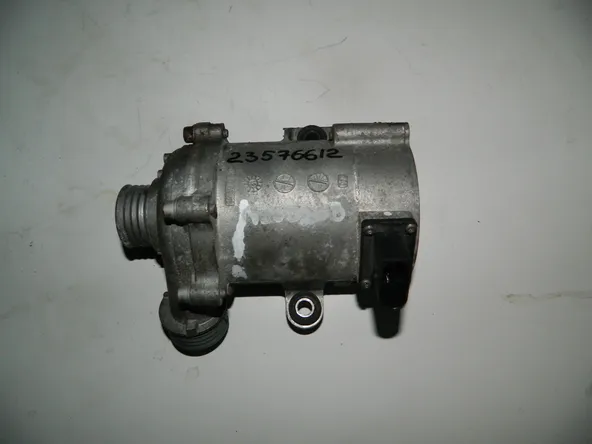 Помпа водяная BMW 5-Series F10 N20B20B (Контрактный) 23576612