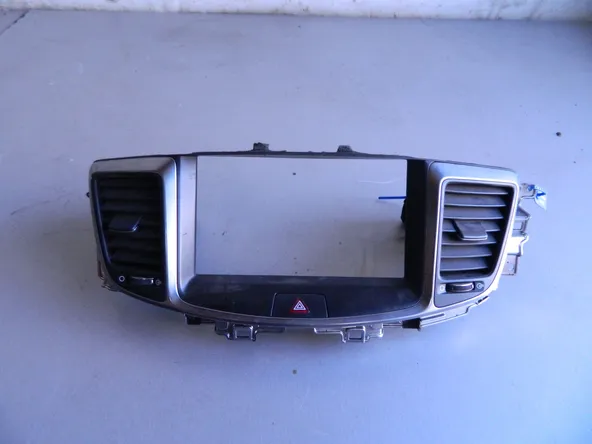 Накладка на торпедо центральная HYUNDAI EQUUS VI G6DA 2013-2015 (Б/У) 69838221