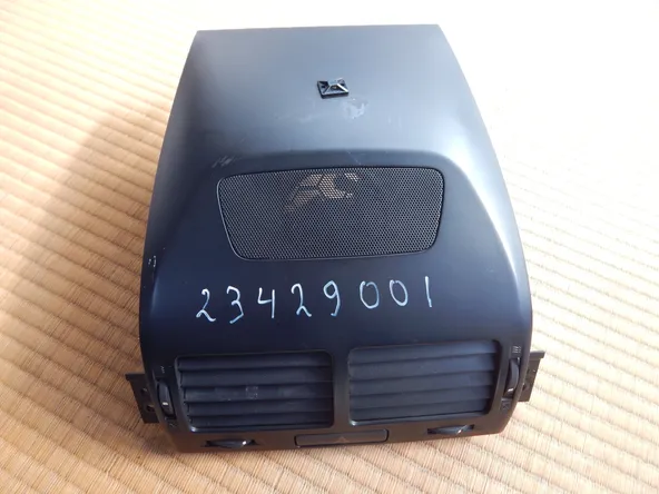 Дефлектор обдува салона Suzuki Escudo TDA4W (контрактный) 23429001