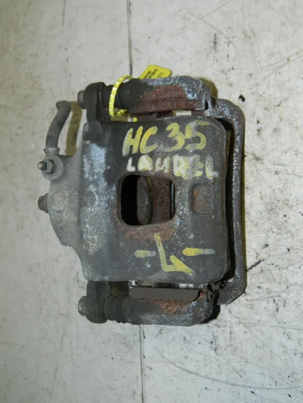 Суппорт NISSAN LAUREL C35 RB20 Перед Лев (Контрактный) 79773371