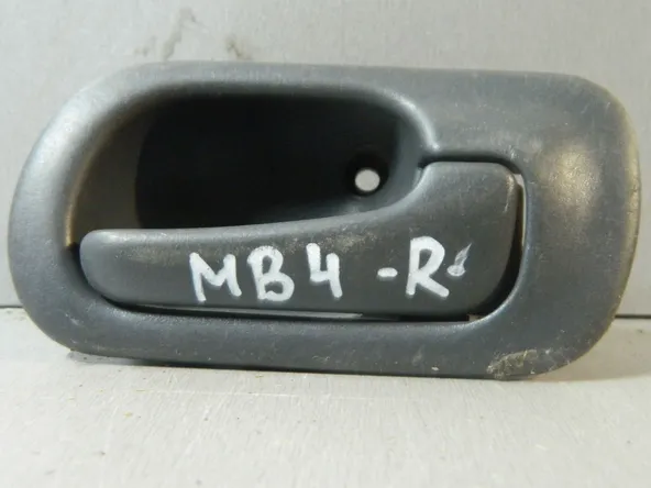 Ручка двери внутренняя HONDA DOMANI MB4 Прав (Контрактный) 81528325