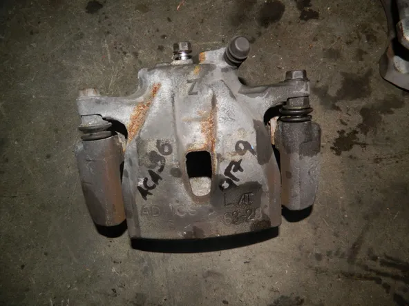 Суппорт TOYOTA RAV4 ACA36 Перед Лев (Контрактный) 1802960726