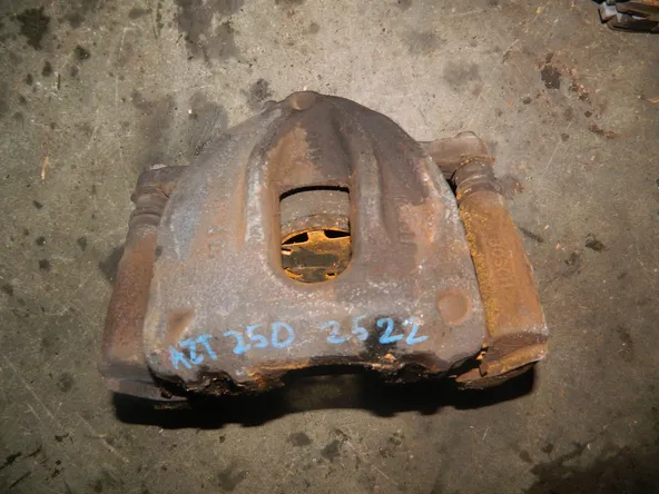 Суппорт TOYOTA  AVENSIS AZT250 Перед Прав (Контрактный) 1081130732