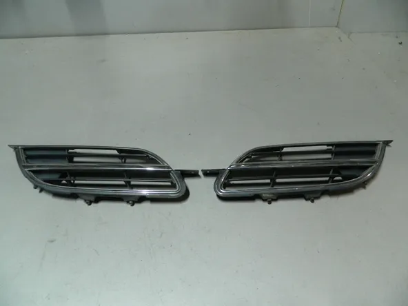 Решетка радиатора NISSAN TINO V10 Прав (Контрактный) 79773217