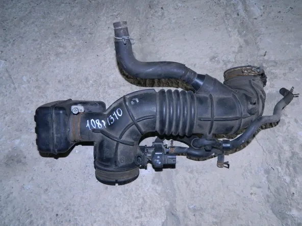 Патрубок воздушного фильтра TOYOTA AVENSIS AZT250 1AZFSE (Контрактный) 10811310