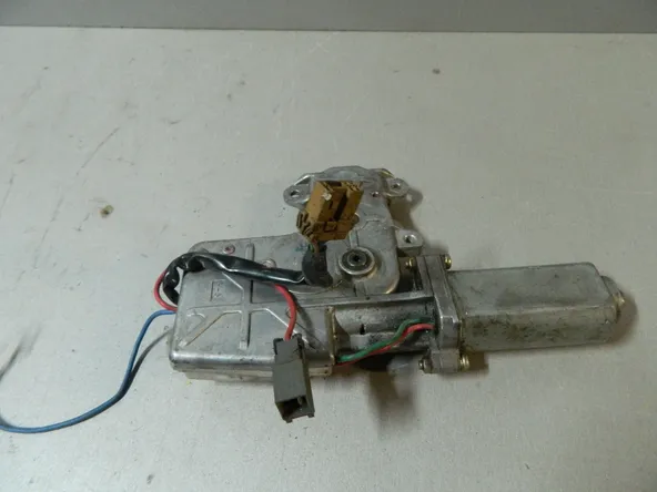 Мотор люка NISSAN ALMERA N15 (Контрактный) 81528780 8331003022