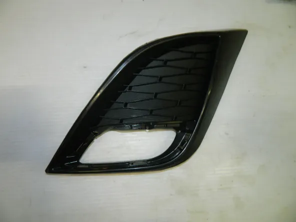 Решётка бампера API MZ144000G1L00 MAZDA 3