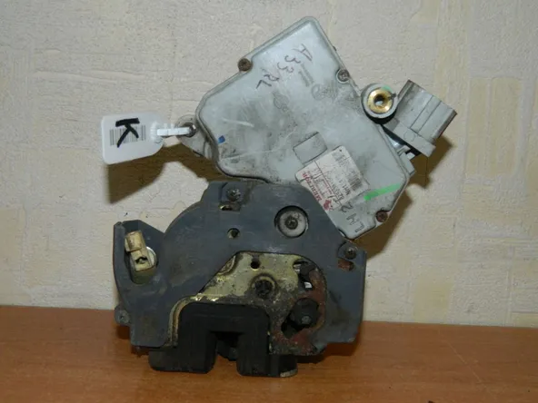 Замок двери NISSAN MAXIMA A33 Зад Лев (Kонтрактный) 76040