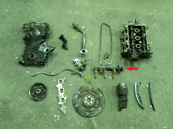 Рампа топливная с форсунками TOYOTA 1KRFE (Б/У)