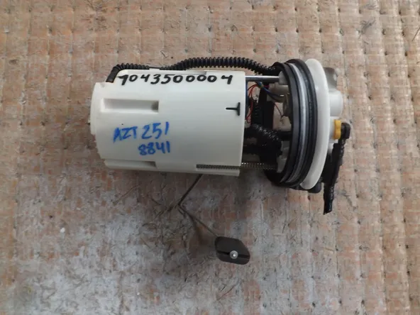 Насос топливный TOYOTA AVENSIS AZT251 (Kонтрактный) 1043500004