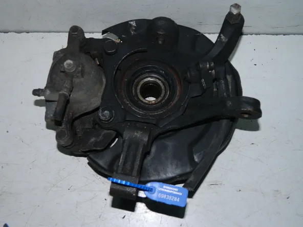 Ступица NISSAN AVENIR W10 Перед Лев (Контрактный) 69838284