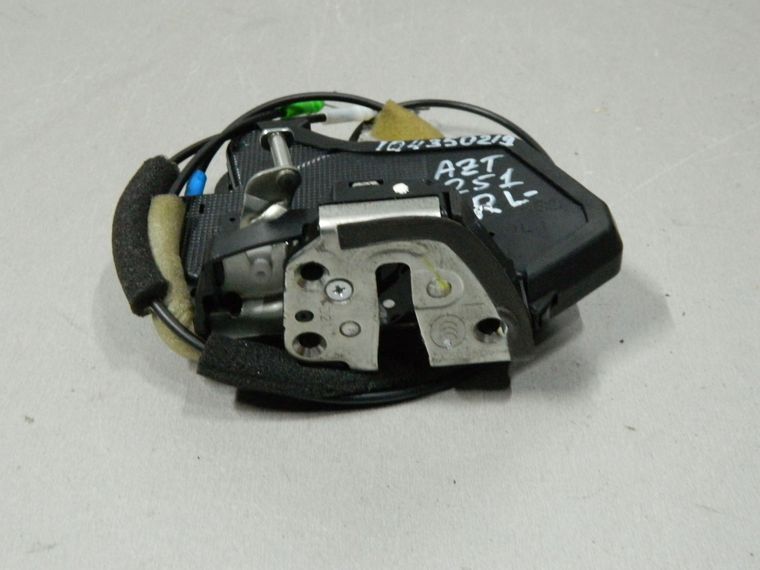 Замок двери TOYOTA AVENSIS AZT251 Зад Лев (Контрактный) 104350219