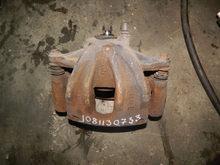 Суппорт TOYOTA  AVENSIS AZT250 Перед Лев (Контрактный) 1081130733