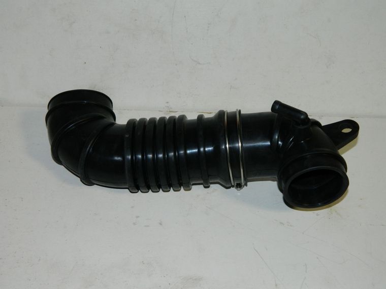 Патрубок воздушного фильтра GENERAL PARTS MN135024