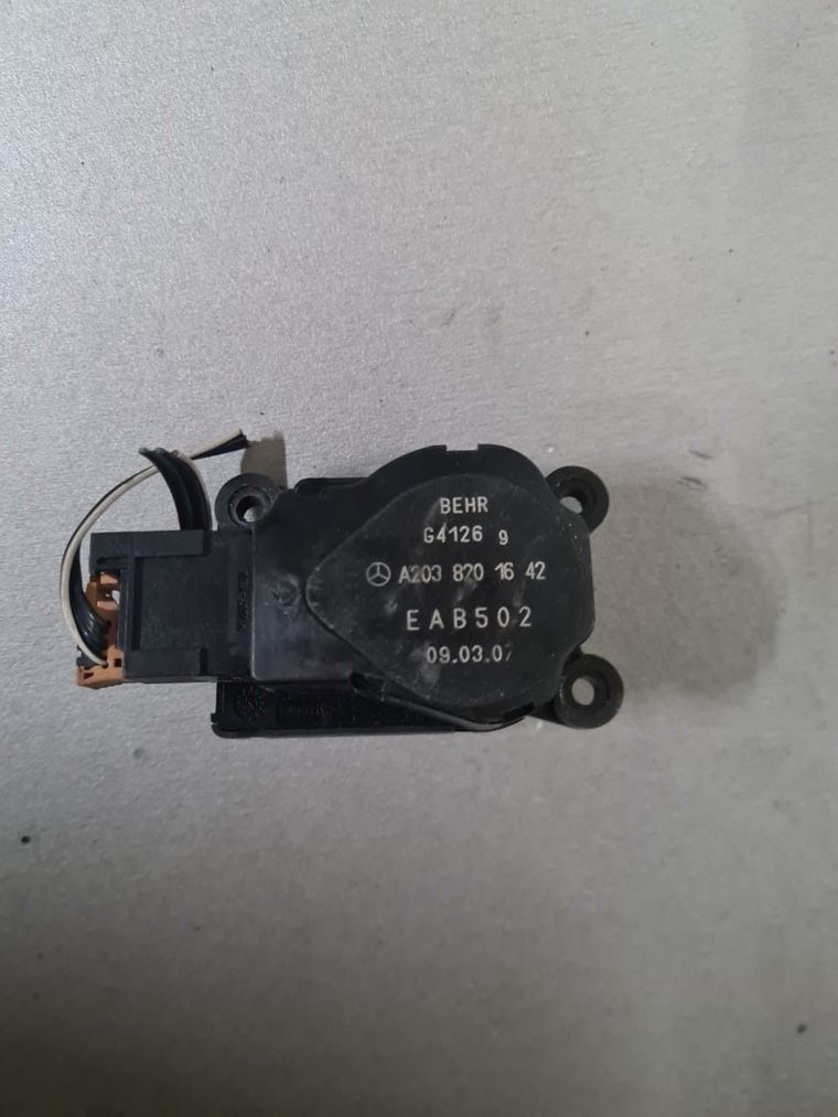 Моторчик заслонки печки MERCEDES-BENZ E-CLASS W211 (Контрактный) 2858800053