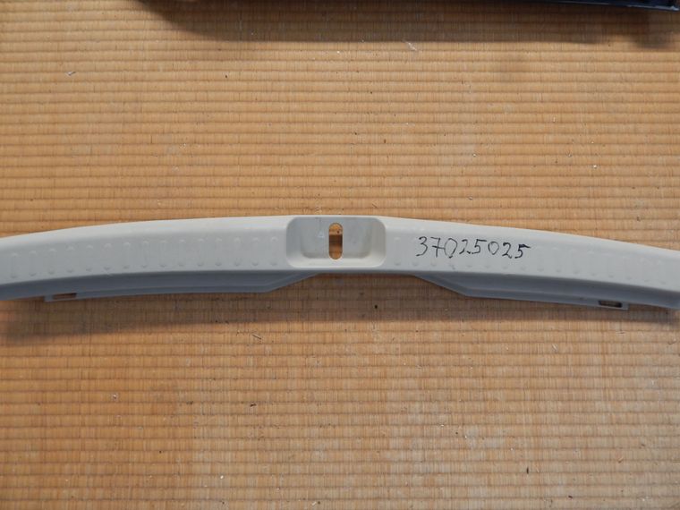 Накладка в багажник Toyota Sienta NCP81 (контрактный) 37025025