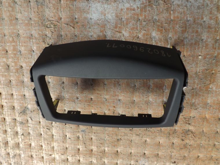 Рамка магнитолы TOYOTA RAV4 ACA36 (Контрактный) 1802960011