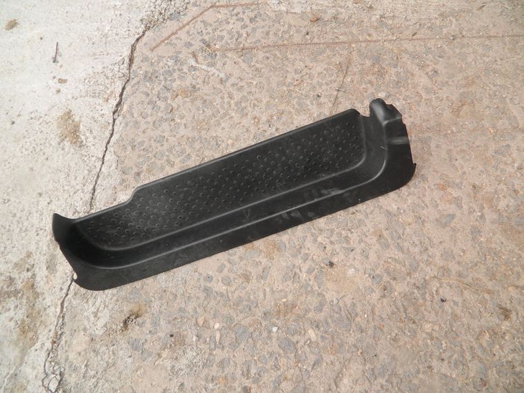 Накладка на порог NISSAN SERENA HFC26 Зад Прав (Контрактный) 1040150105