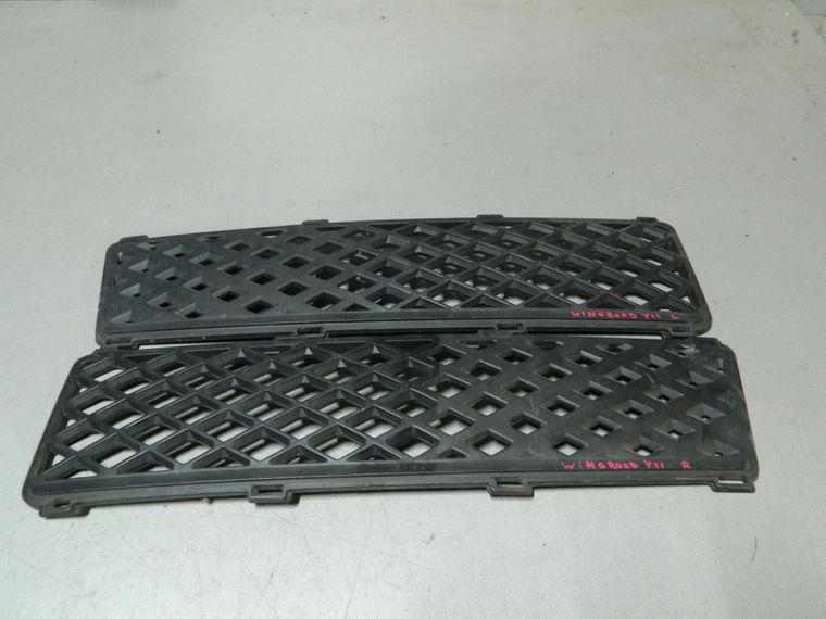 Решетка бампера NISSAN WINGROAD Y11 Лев (Контрактный) 79773075