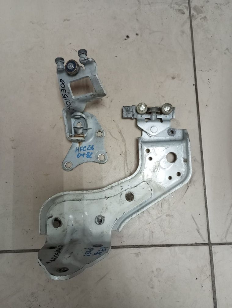 Ролик раздвижной двери NISSAN SERENA HFC26 Зад Прав (Контрактный) 104015308