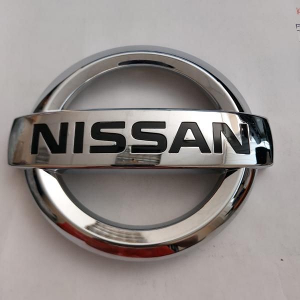 Эмблема NISSAN 628904EM0A NISSAN QASHQAI Перед